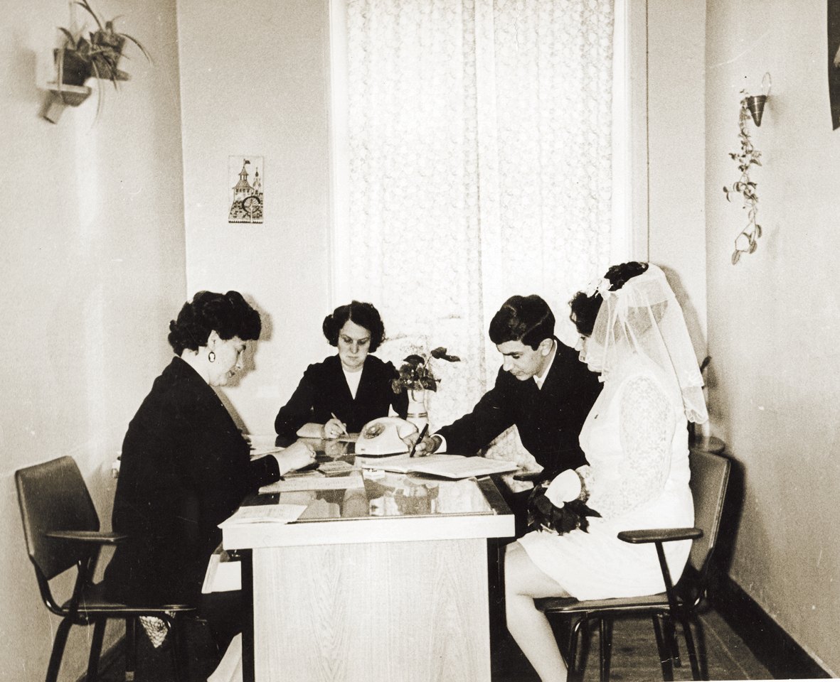 Оформление документов. Регистраторы: Серафима Исаева и Раиса Широкова, 1962 год